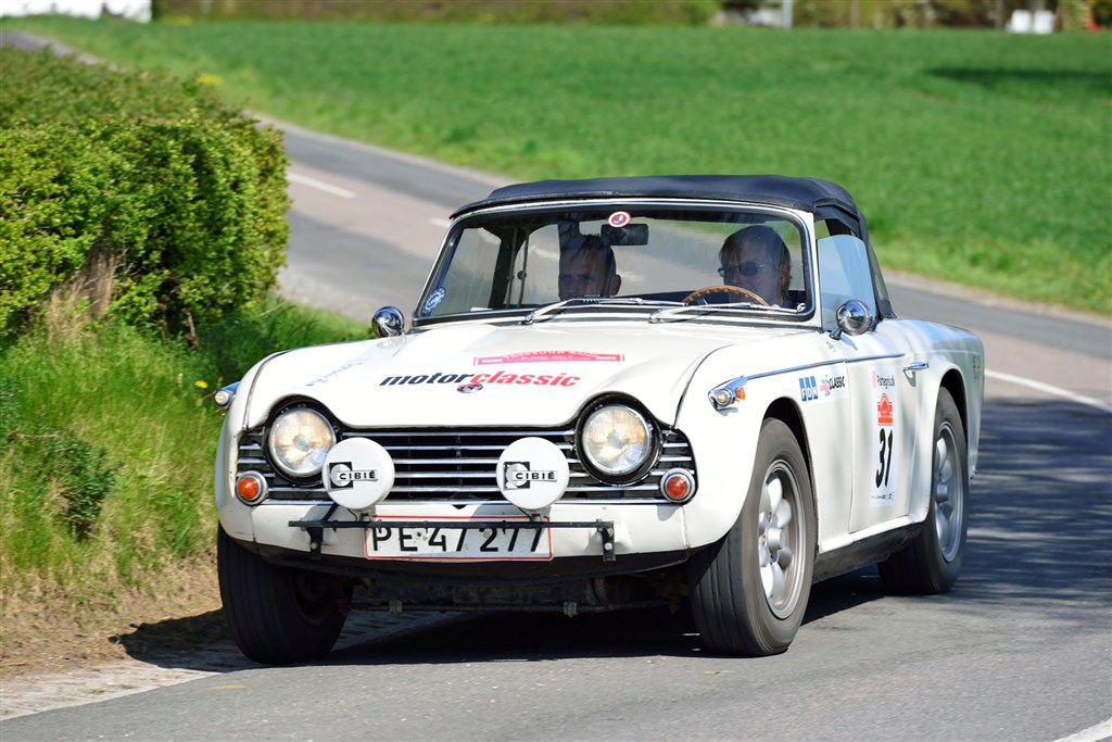 Med en andenplads i Oresund Rally var far og søn, Lars Hjorth fra Dianalund og Simon Hjorth fra Middelfart kun tre strafpoint fra med deres 51 år gamle Triumph TR4A at gentage sidste års sejr i løbet.